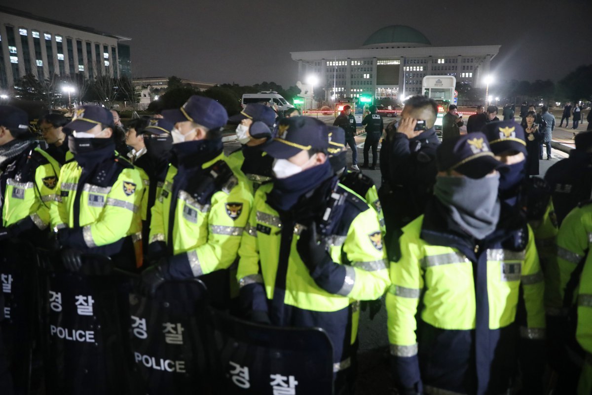 윤석열 대통령이 전격적으로 계엄령을 선포한 3일 밤 서울 여의도 국회 정문 앞에서 경찰병력이 출입을 통제하고 있다.2024.12.3/뉴스1