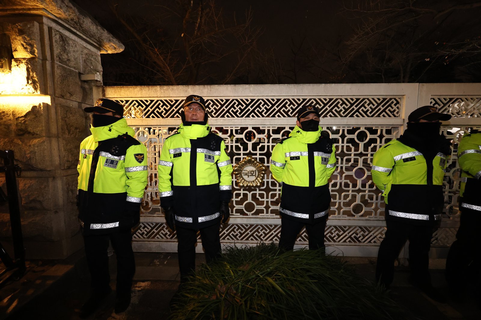 비상 계엄이 선포된 3일 밤 서울 여의도 국회 앞에 경찰 병력이 출입을 통제하고 있다. 2024.12.3/뉴스1 ⓒ News1