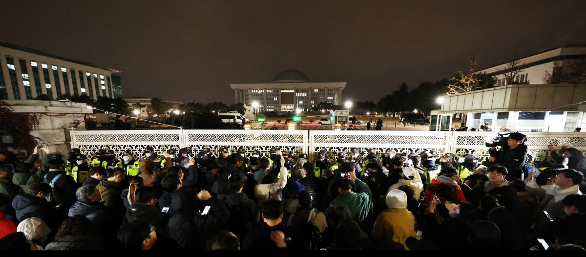 윤석열 대통령이 전격적으로 계엄령을 선포한 3일 밤 서울 여의도 국회 정문 앞에서 경찰병력이 출입을 통제하고 있다.2024.12.3 (서울=뉴스1)