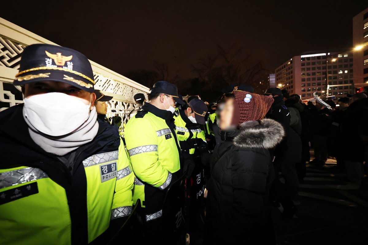 윤석열 대통령이 전격적으로 계엄령을 선포한 3일 밤 서울 여의도 국회 정문 앞에서 경찰병력이 출입을 통제하고 있다.2024.12.3 뉴스1