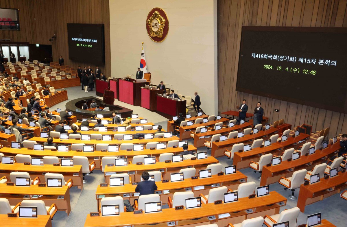 윤석열 대통령이 긴급 대국민 담화를 통해 비상계엄령을 발표한 가운데 4일 새벽 서울 여의도 국회에서 우원식 국회의장 주재로 본회의가 열리고 있다. 2024.12.04. 서울=뉴시스