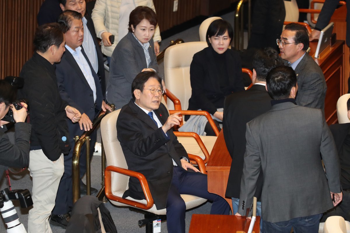 윤석열 대통령이 비상계엄령을 선포한 가운데 4일 새벽 서울 여의도 국회 본회의장에서 이재명 더불어민주당 대표와 의원들이 논의하고 있다. .2024.12.4/뉴스1