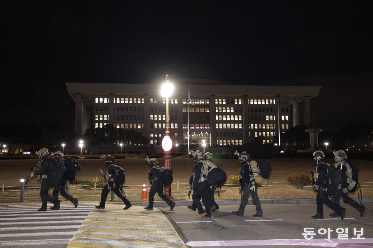 윤석열 대통령이 긴급 대국민 담화를 통해 비상계엄령을 발표한 가운데 4일 서울 여의도 국회 앞에서 군인들이 국회 안으로 진입했던 군인들이 철수하고 있다. 박형기 기자 oneshot@donga.com