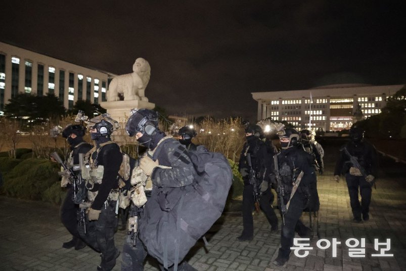 윤석열 대통령이 긴급 대국민 담화를 통해 비상계엄령을 발표한 가운데 4일 서울 여의도 국회 앞에서 군인들이 국회 안으로 진입했던 군인들이 철수하고 있다. 박형기 기자 oneshot@donga.com