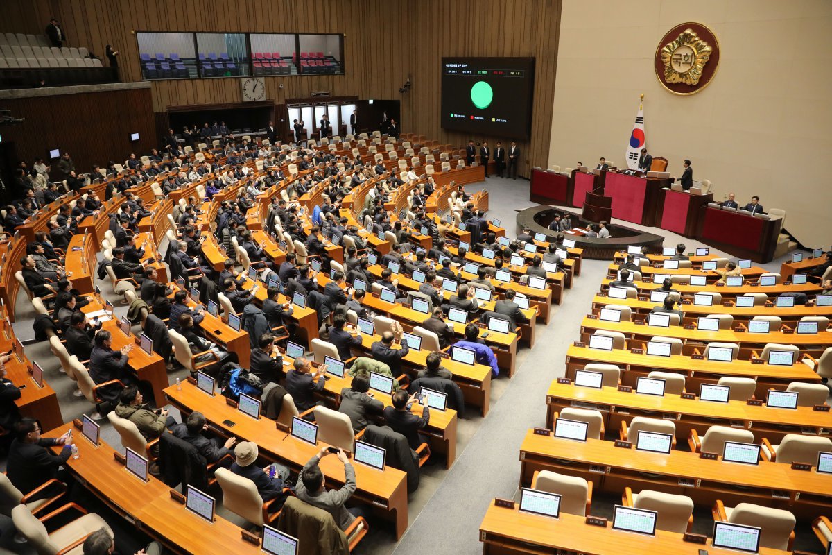 윤석열 대통령이 비상계엄령을 선포한 가운데 4일 새벽 서울 여의도 국회 본회의장에서 열린 본회의에서 비상계엄 해제 요구 결의안이 통과되고 있다. .2024.12.4 뉴스1