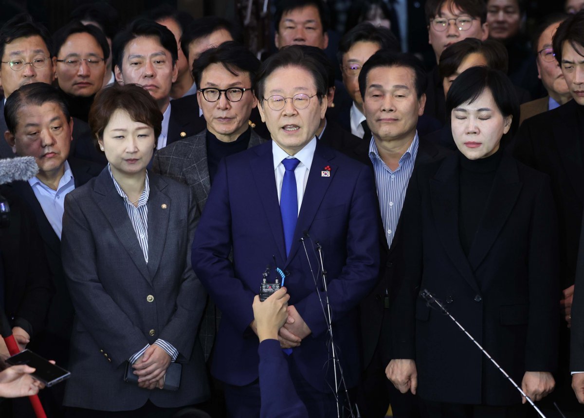 윤석열 대통령이 긴급 대국민 담화를 통해 비상계엄령을 발표한 가운데 4일 서울 여의도 국회에서 비상계엄해제요구안이 가결된 뒤 이재명 더불어민주당 대표가 발언하고 있다. 2024.12.04 뉴시스