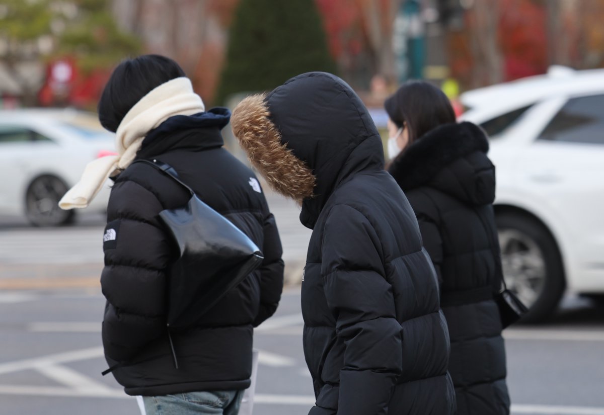 영하권 초겨울 추위를 보인 3일 오전 서울시내 거리에서 시민들이 패딩을 입고 이동하고 있다. 2024.12.03. [서울=뉴시스]