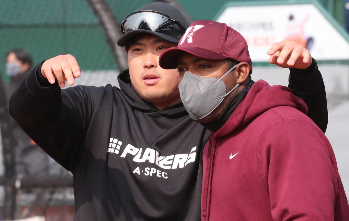 류현진(토론토 블루제이스)과 메이저리그(MLB) LA 다저스에서 뛸 당시 절친이었던 야시엘 푸이그(키움 히어로즈)가 4일 대전 한화생명 이글스파크에서 연습경기에 앞서 만나 대화를 하고 있다. 2022.3.4/뉴스1 ⓒ News1