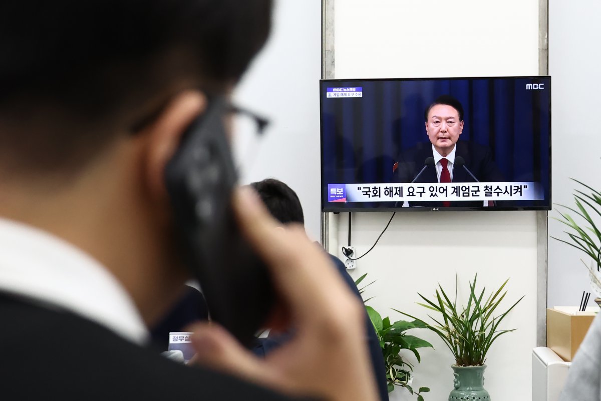 비상계엄 해제 요구 결의안이 국회 본회의에서 통과된 4일 새벽 서울 여의도 국회에서 더불어민주당 당직자가 윤석열 대통령의 비상계엄 해제 관련 담화를 TV 통해 지켜보고 있다. 2024.12.4/뉴스1