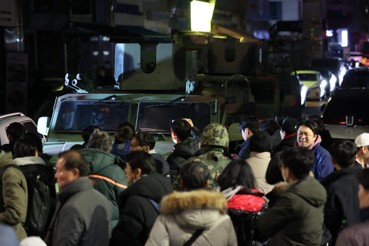 윤석열 대통령의 비상계엄 해제 요구 결의안이 국회 본회의에서 통과된 4일 새벽 서울 여의도 더불어민주당 당사 인근에 배치된 군 차량이 철수하고 있다. 여야는 이날 본회의에서 재석 190명 중 찬성 190명으로 비상계엄 해제 요구 결의안을 가결 처리했다. 이에 따라 계엄령 선포는 무효가 됐다고 국회의장실은 설명했다. 2024.12.4/뉴스1