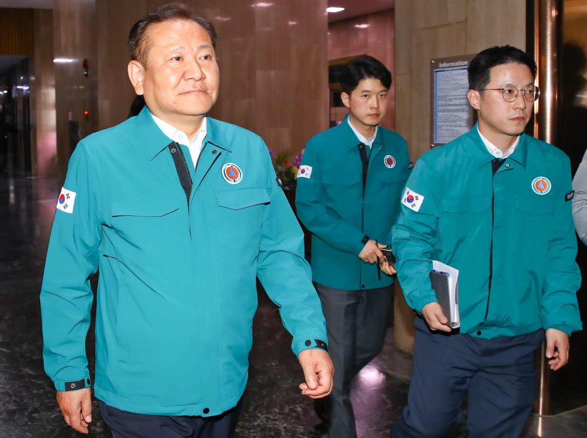 윤석열 대통령이 비상계엄을 선포한 가운데 4일 새벽 서울정부청사에 이상민 행안부장관이 간부긴급회의를 마치고 나오고 있다. (공동취재) 2024.12.04.[서울=뉴시스]