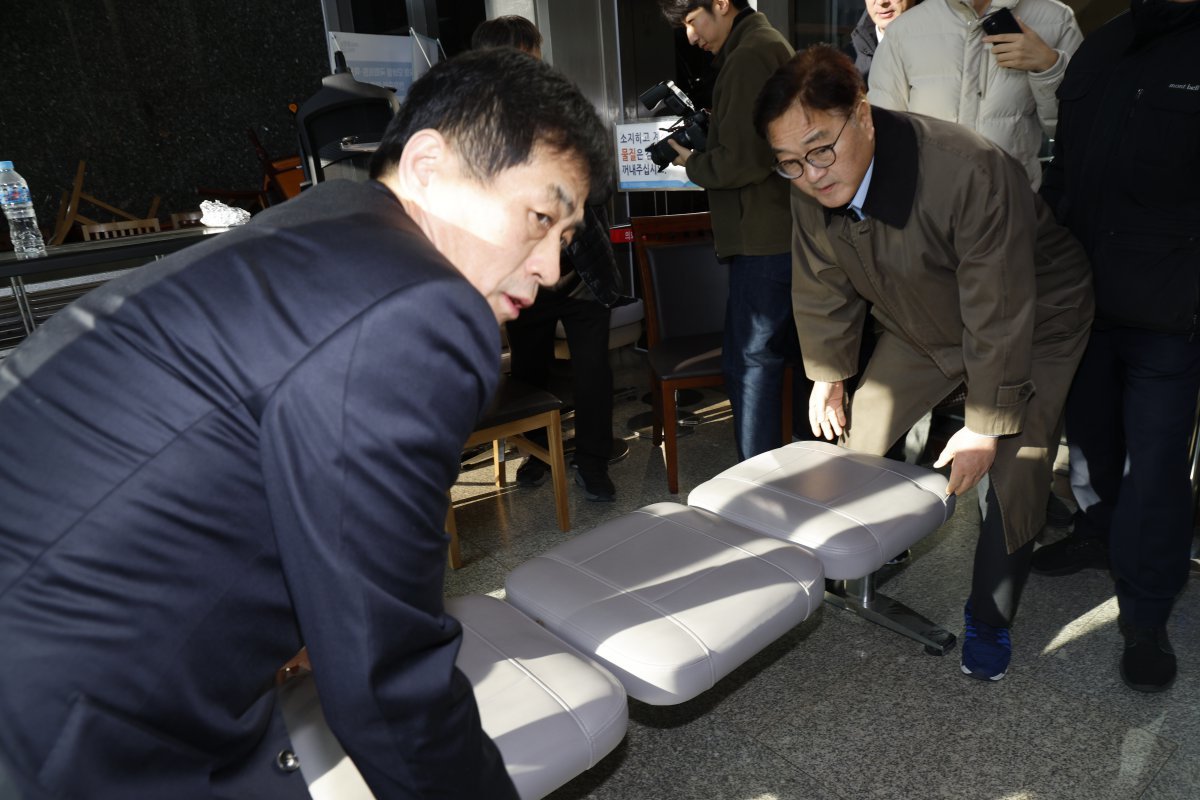 우원식 국회의장과 김민기 사무총장이 4일 오전 서울 여의도 국회에서 간밤에 윤석열 대통령의 비상계엄 선포로 국회로 진입했던 계엄군에 대항해 쌓은 바리게이트를 직접 치우고 있다. 2024.12.4/뉴스1