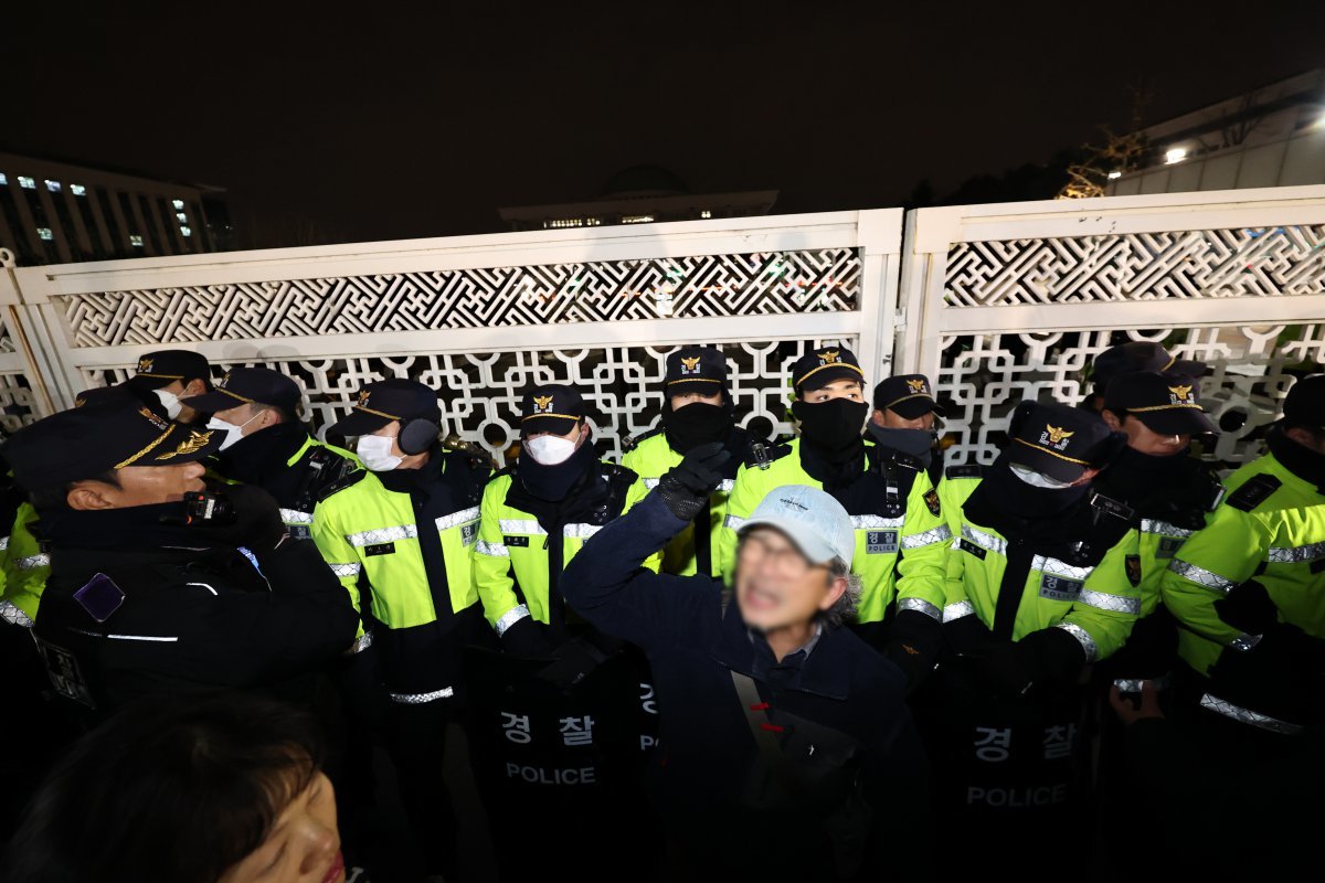 윤석열 대통령이 전격적으로 계엄령을 선포한 3일 밤 서울 여의도 국회 정문 앞에서 경찰병력이 출입을 통제하고 있다.2024.12.3/뉴스1