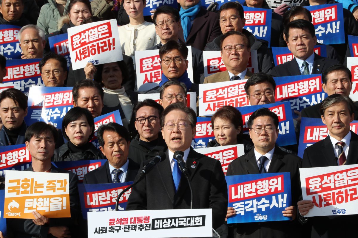 4일 오후 서울 여의도 국회 본관 앞 계단에서 열린 윤석열 대통령 사퇴 촉구 탄핵추진 비상시국대회. 주최측은 5천명이라고 밝혔다. 정당 대표,의원,지지자들이 ‘내란행위 즉각수사’ 구호를 외치고 있다. 2024.12.04

이훈구 기자 ufo@donga.com