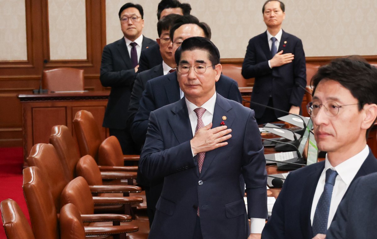 김용현 국방부 장관이 지난 3일 서울 종로구 정부서울청사에서 열린 국무회의에 참석해 국민의례를 하는 모습. 국방부에 따르면 김용현 장관은 이날 밤 전군 주요 지휘관 회의를 개최해 이처럼 지시했다. 김 장관은 윤 대통령에게 직접 계엄을 건의했다. 계엄 선포를 위해선 형식상 국방부 장관이 대통령에게 건의하게 돼있는 것으로 전해진다. 2024.12.4 (서울=뉴스1)