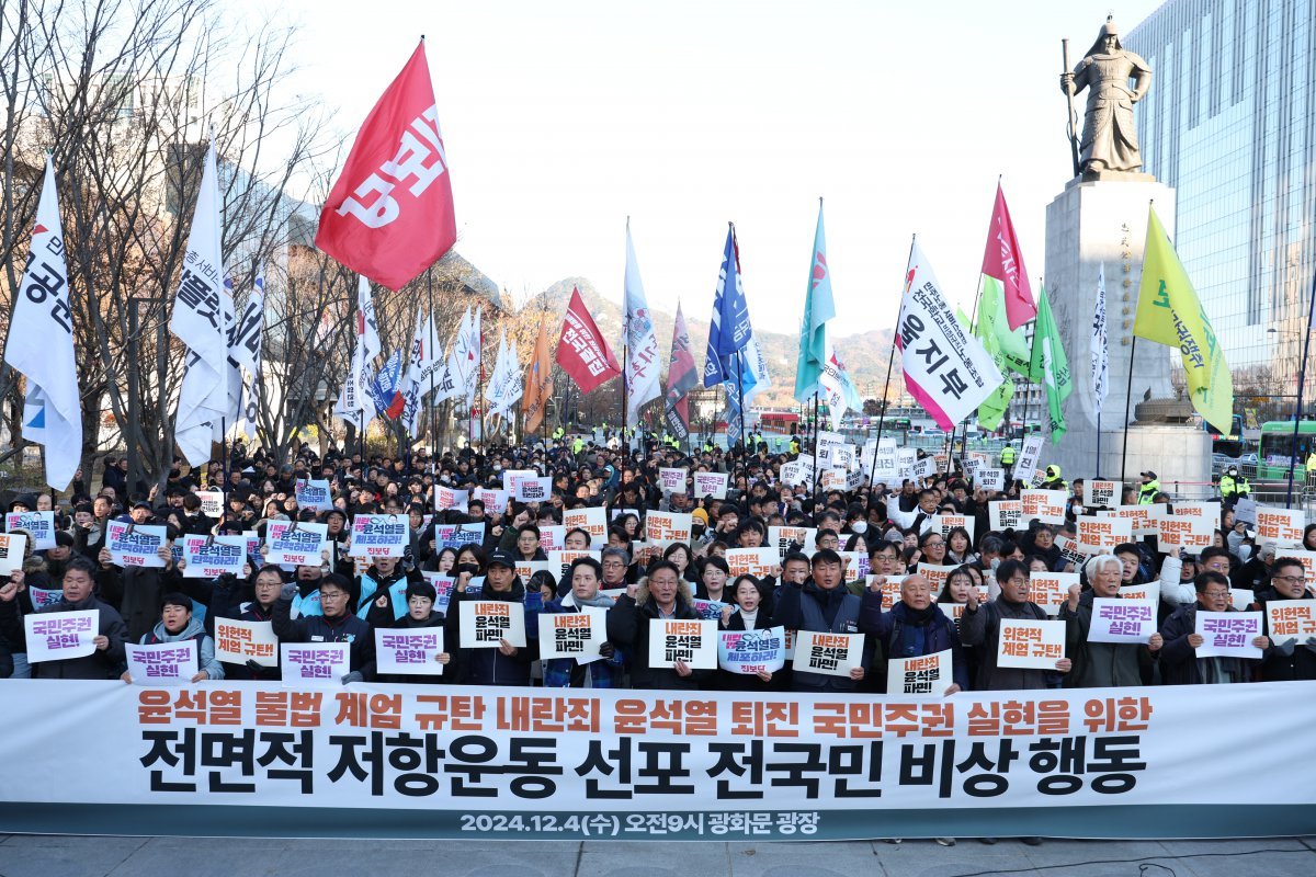 민주노총을 비롯한 시민사회단체 회원들이 4일 오전 서울 광화문광장에서 윤석열 대통령의 불법 계엄을 규탄하고 있다. 2024.12.04. 뉴스1