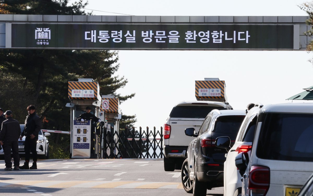 윤석열 대통령이 비상계엄 해제를 선언한 4일 서울 용산구 대통령실 입구로 차량이 들어가고 있다. 2024.12.4 뉴스1