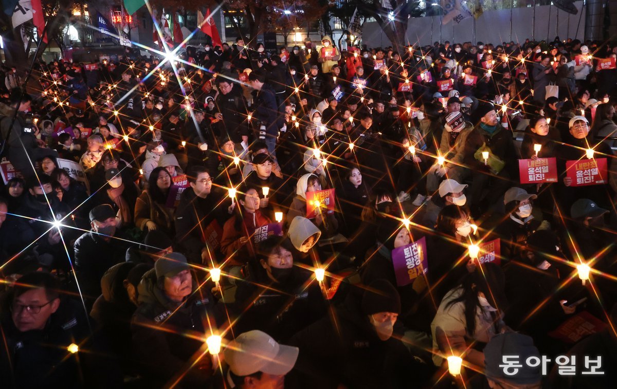 주요 시민단체와 시민들이 4일 오후 서울 종로구 동화면세점 앞에서 윤석열 대통령의 퇴진을 촉구하는 촛불집회를 하고 있다. 양회성 기자 yohan@donga.com