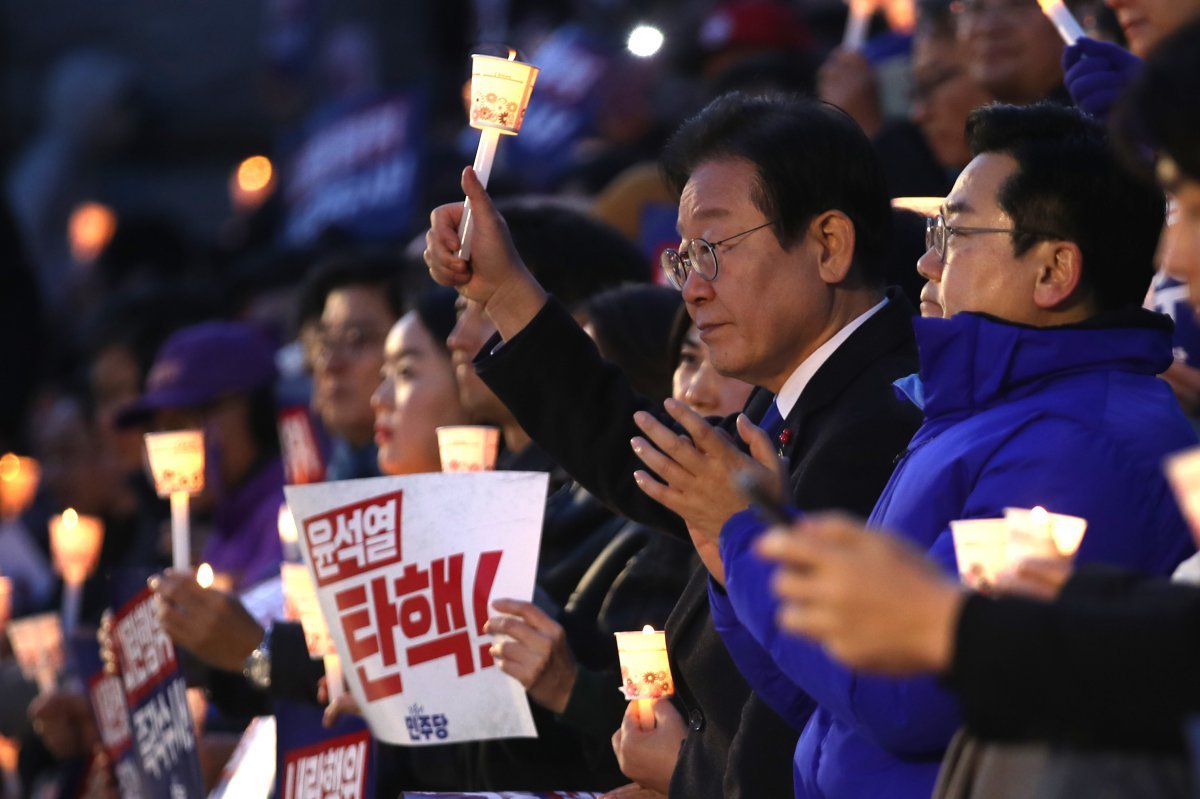 이재명 더불어민주당 대표가 4일 오후 서울 여의도 국회 본청 앞 계단에서 열린 윤석열 대통령 사퇴촉구·탄핵 추진 범국민 촛불문화제에 참석해 촛불을 들고 있다. 2024.12.4 (서울=뉴스1)