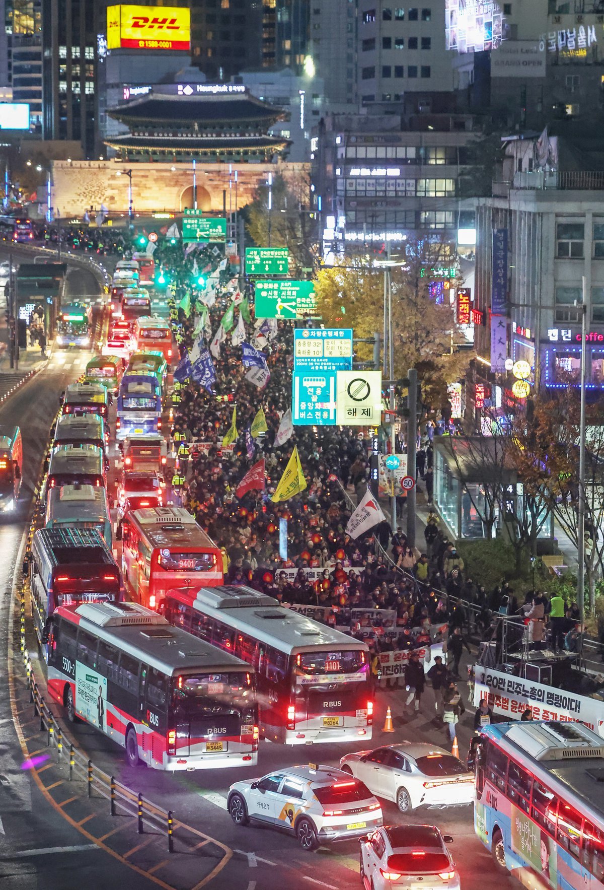 시민사회단체 관계자들이 4일 오후 서울 종로구 동화면세점 앞에서 윤석열 대통령의 퇴진을 촉구하는 촛불집회를 마친 뒤 대통령실을 향해 행진하고 있다. 2024.12.4 (서울=뉴스1)