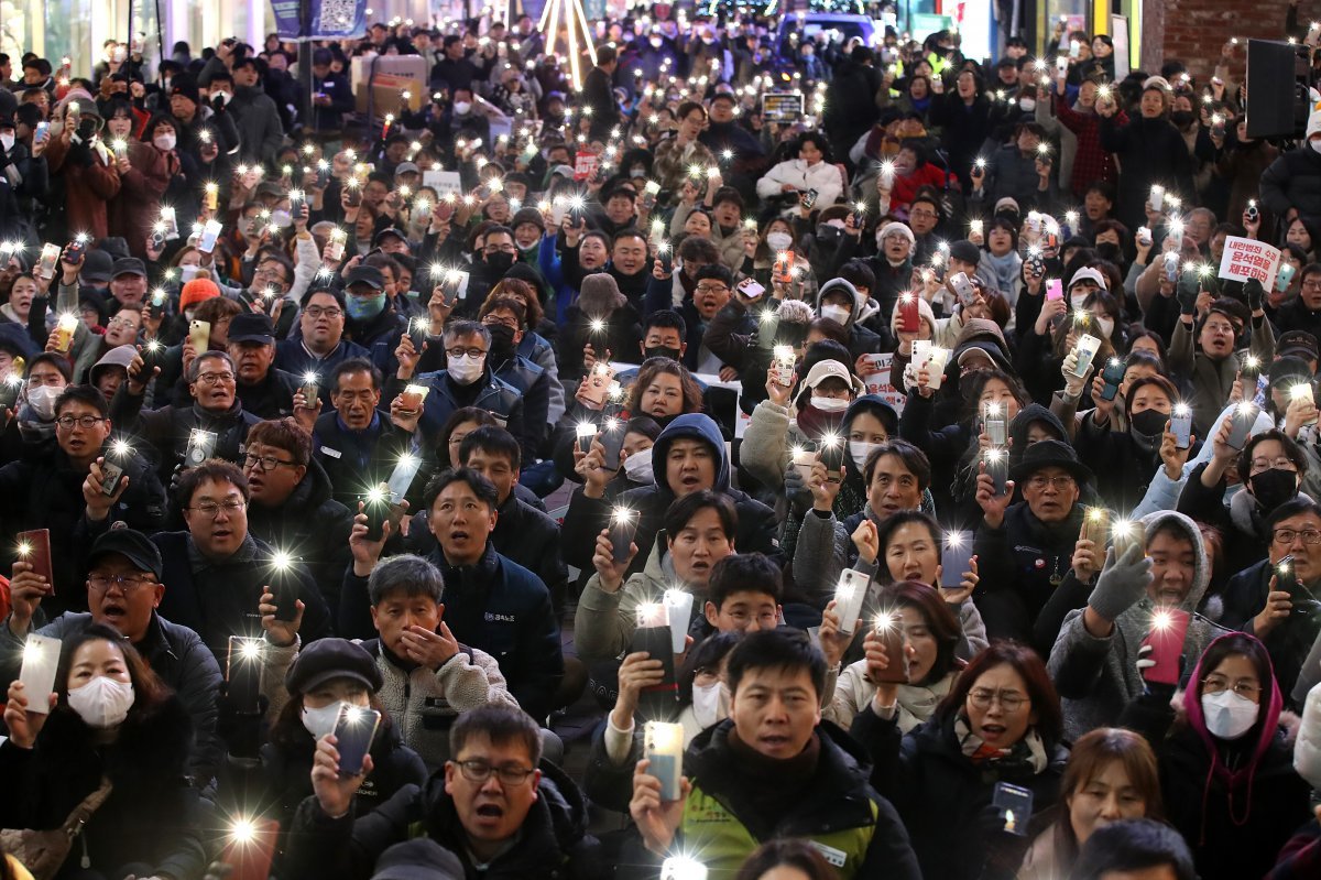 4일 오후 대구 중구 동성로에서 열린 ‘윤석열 퇴진 대구시민 시국대회’에 참여한 시민들이 윤석열 대통령 퇴진을 촉구하고 있다. 2024.12.4 (대구=뉴스1)