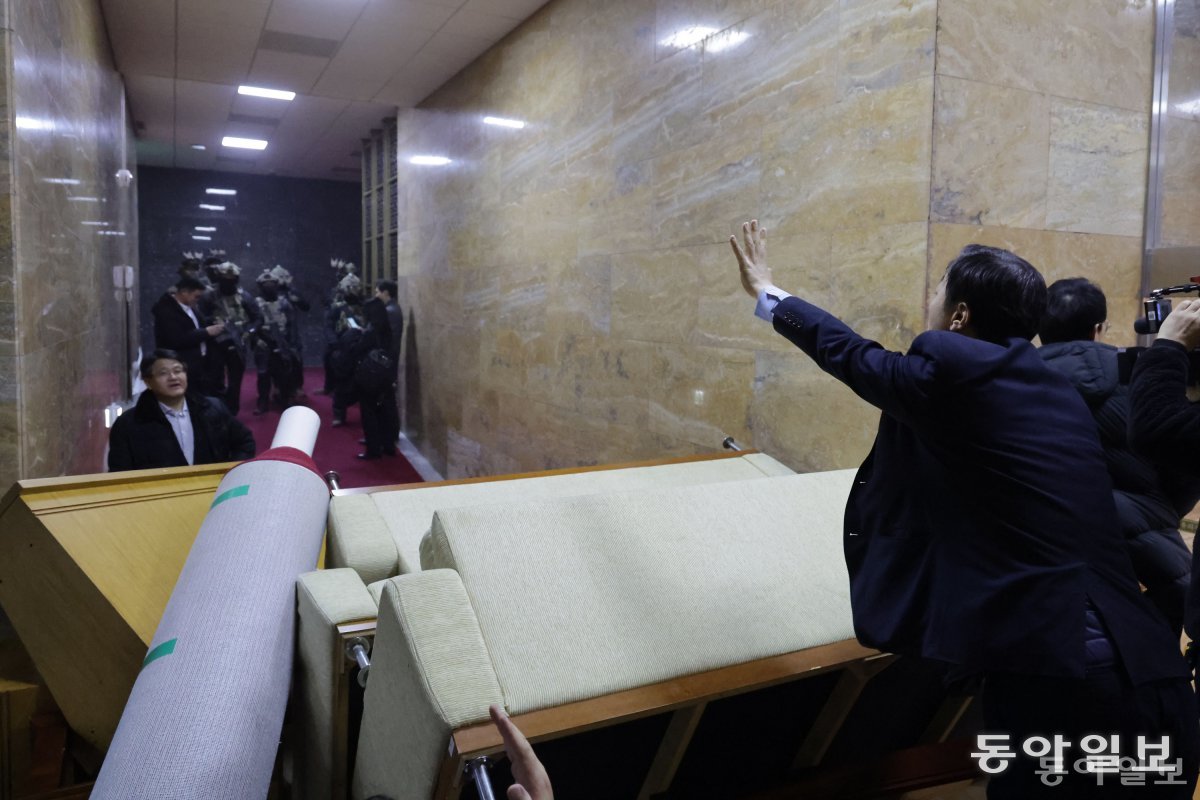 한 국회 직원이 대치중인 계엄군에게 “방금 본회의에서 계엄 해제요구 결의안이 가결됐다”라며 “당신들 거기서 한 발짝이라도 움직이면 모두 위법행위를 저지른 것”이라고 소리치고 있다. 박형기 기자 oneshot@donga.com