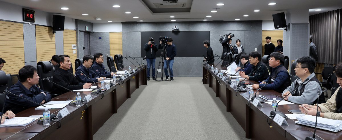 전국철도노동조합 총파업을 하루 앞둔 4일 서울 용산구 한국철도공사 서울본부에서 사측 대표위원인 한문희 코레일 사장(왼쪽 두번째)과 노조측 대표위원인 최명호 철도노조 위원장(오른쪽 두번?)이 막판 교섭에 앞서 마주보고 있다. 2024.12.4 (서울=뉴스1)