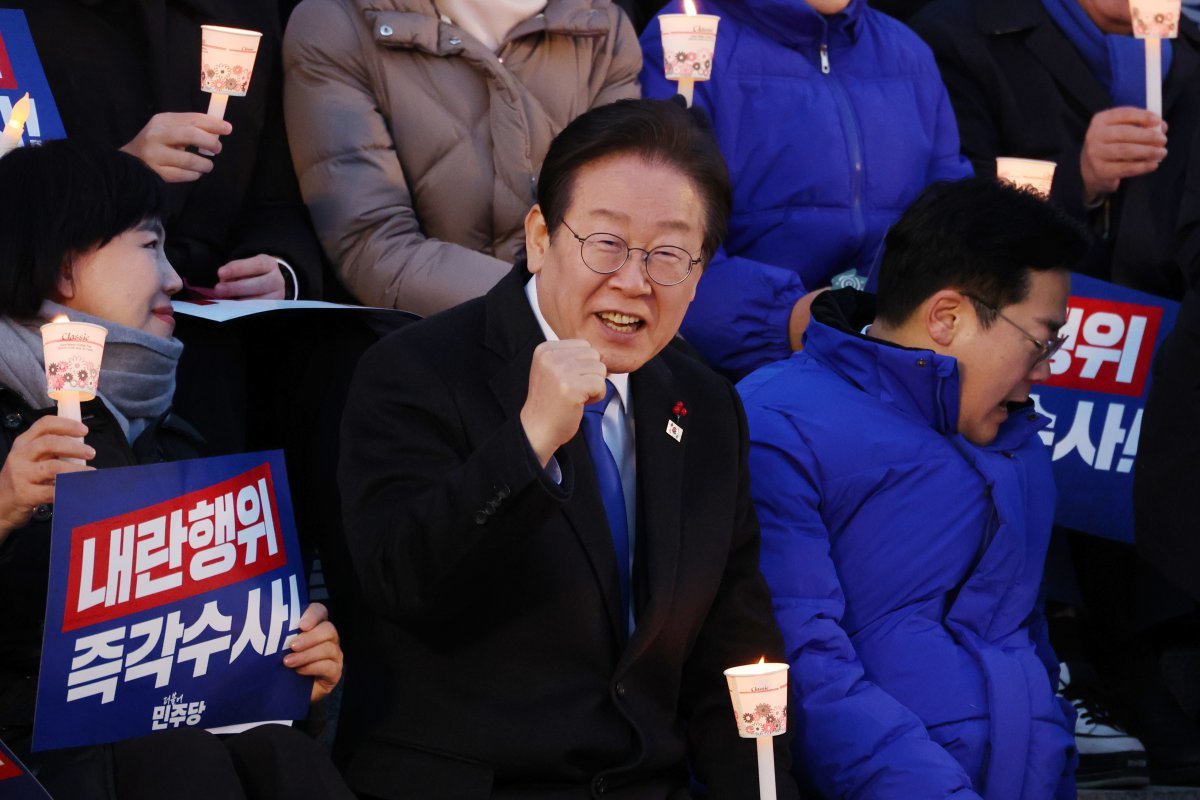 4일 오후 서울 여의도 국회에서 열린 윤석열 대통령 사퇴 촉구·탄핵 추진 범국민 촛불문화제에서 이재명 더불어민주당 대표가 촛불을 들고 구호를 외치고 있다. 2024.12.04.[서울=뉴시스]