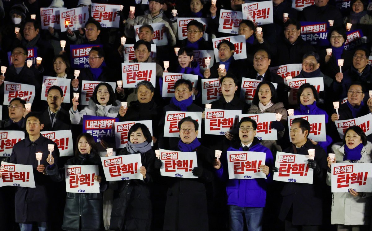 4일 오후 서울 여의도 국회에서 열린 윤석열 대통령 사퇴 촉구·탄핵 추진 범국민 촛불문화제에서 이재명 더불어민주당대표와 박찬대 원내대표 등 참가자들이 촛불을 들고 구호를 외치고 있다. 2024.12.04. [서울=뉴시스]