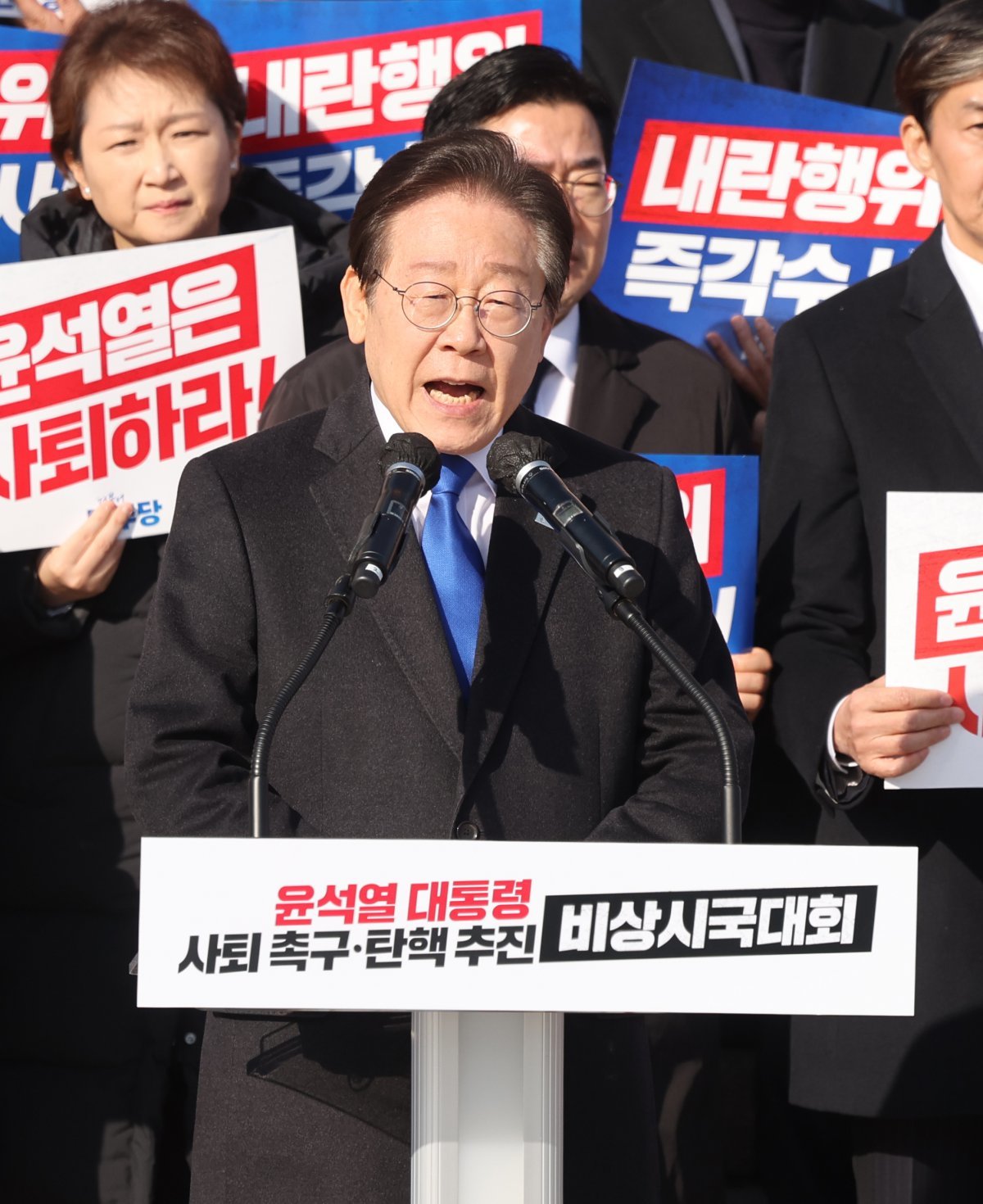 4일 오후 서울 여의도 국회 본관 앞 계단에서 열린 윤석열 대통령 사퇴 촉구 탄핵추진 비상시국대회. 주최측은 5천명이라고 밝혔다. 정당 대표,의원,지지자들이 ‘내란행위 즉각수사’ 구호를 외치고 있다. 장승윤 기자 tomato99@donga.com