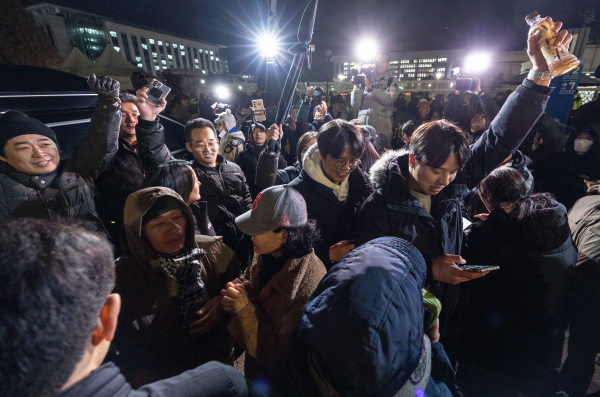 계엄 해제 결의안 통과에 환호
4일 새벽 국회에서 비상계엄 해제 요구 결의안이 통과되자 국회 앞에 모여 있던 시민들이 손을 번쩍 들어 환호하고 있다. 뉴스1