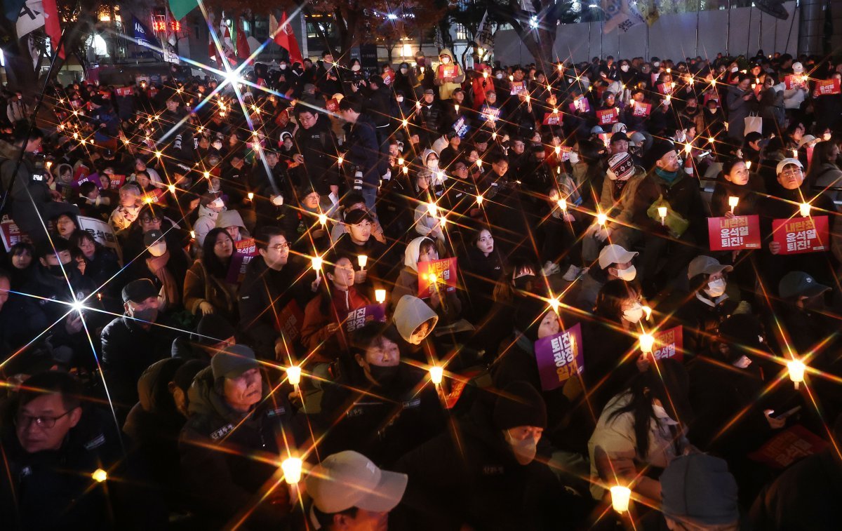 주요 시민단체와 시민들이 4일 오후 서울 종로구 동화면세점 앞에서 윤석열 대통령의 퇴진을 촉구하는 촛불집회를 하고 있다. 양회성 기자 yohan@donga.com