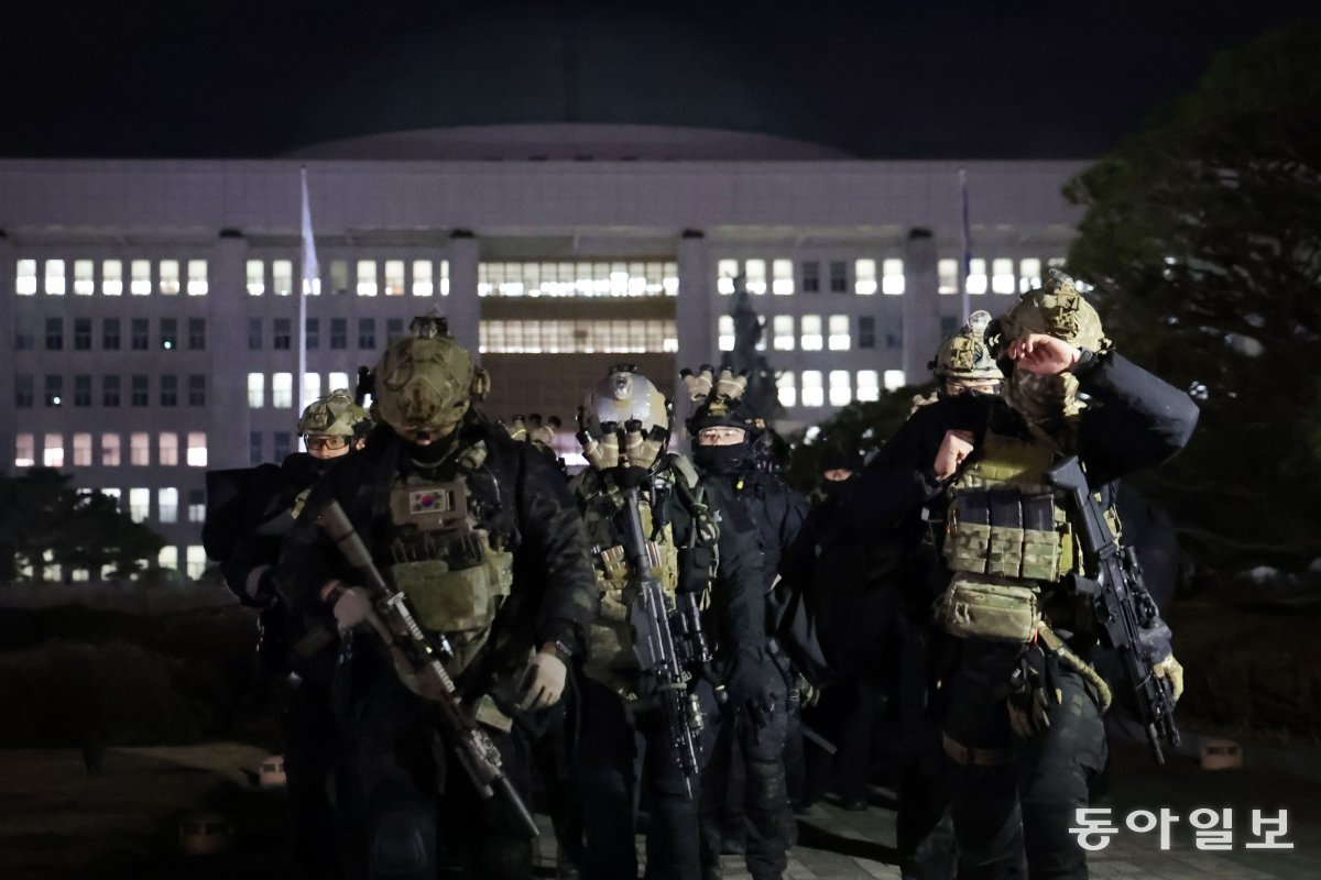 얼굴 가리고, 고개 숙이고 철수하는 계엄군
비상계엄 해제 요구 결의안이 국회 본회의에서 통과된 4일 새벽 무장한 계엄군이 서울 영등포구 국회에서 철수하고 있다. 여야는 이날 본회의에서 재석 190명 중 찬성 190명으로 결의안을 가결 처리했다. 박형기 기자 oneshot@donga.com