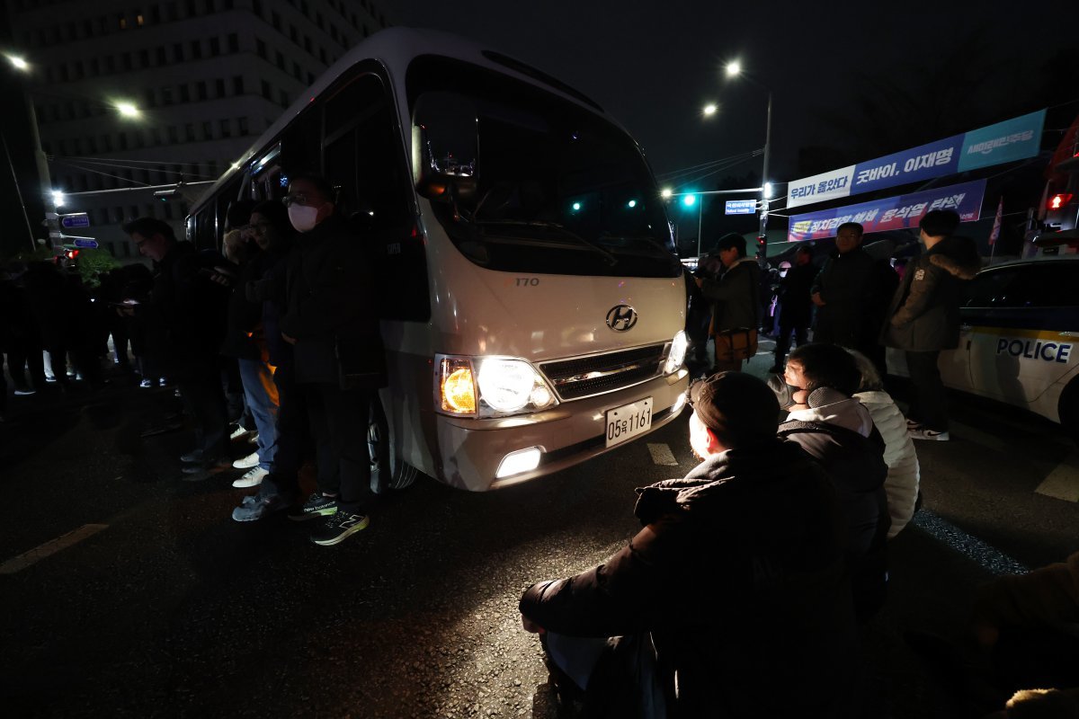 계엄군 차량 막아선 시민들
윤석열 대통령이 비상계엄령을 선포한 뒤 4일 새벽 서울 영등포구 여의도 국회로 진입하려는 군 버스를 시민들이 막아서고 있다. 이들은 도로 위 버스를 포위한 채 “(군인들은) 돌아가라”고 외쳤다. 뉴스1