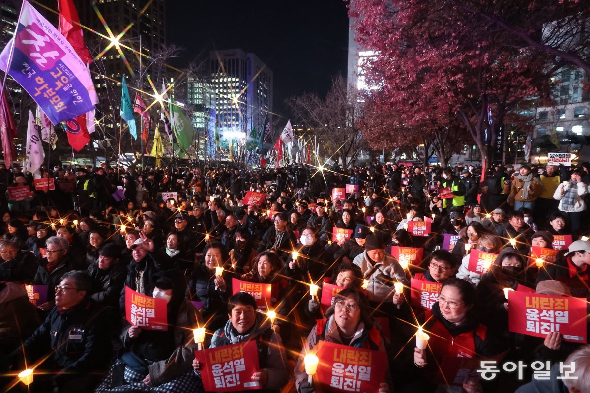 민주사회를위한변호사모임(민변), 참여연대, 군인권센터, 전국민주노동조합총연맹(민노총) 등 주요 시민단체와 노조가 4일 오후 서울 종로구 동화면세점 앞에서 윤석열 대통령의 퇴진을 촉구하는 촛불집회를 열고 있다. 이날 전국에서 동시다발적으로 윤 대통령의 비상계엄 선포를 규탄하는 촛불집회가 열렸다. 양회성 기자 yohan@donga.com