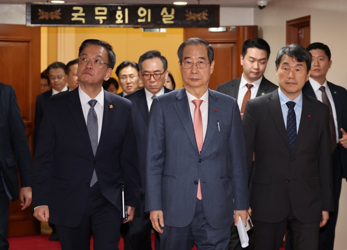 4일 오전 윤석열 대통령이 긴급 담화로 비상계엄 해제를 선언한 가운데 이날 서울 종로구 정부서울청사에서 긴급 소집된 회의를 마친 국무위원들이 국무회의실을 나서고 있다. 앞줄 왼쪽부터 최상목 부총리 겸 기획재정부 장관, 한덕수 국무총리, 이주호 부총리 겸 교육부 장관. 뉴시스