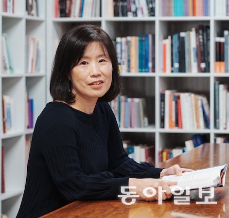 한강의 ‘작별하지 않는다’ ‘흰’ 등을 스웨덴어로 번역한 박옥경 번역가가 스웨덴 현지 분위기를 담은 기고문을 보내 왔다. 많은 스웨덴 독자가 ‘작별하지 않는다’에서 주인공이 제주의 폭설을 뚫고 친구 집을 찾아가는 장면에서 스웨덴 영화계 거장 잉마르 베리만 감독의 영화 속 장면들을 떠올렸다고 한다. 김소민 기자 somin@donga.com