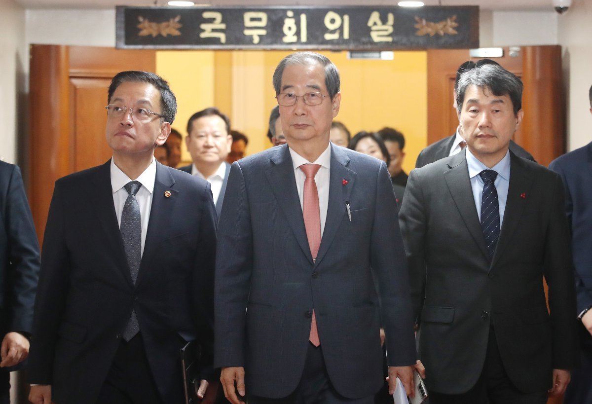 한덕수 국무총리와 국무위원들이 비상계엄이 해제된 4일 서울 종로구 정부서울청사에서 현안 관련 긴급 회의를 마친 뒤 국무회의실을 나서고 있다. 뉴스1