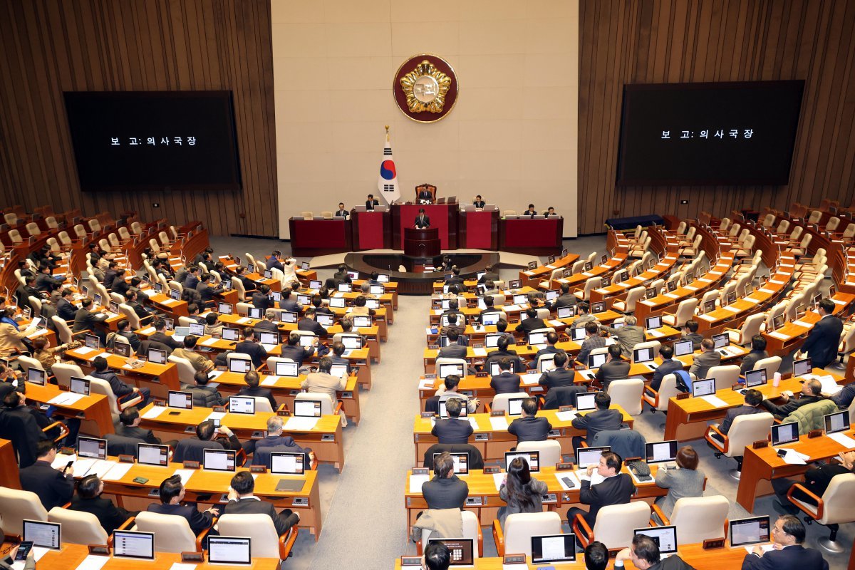 정명호 국회 의사국장이 5일 오전 서울 여의도 국회에서 열린 제418회 국회(정기회) 제16차 본회의에서 야6당이 공동 발의한 윤석열 대통령 탄핵소추안 등을 보고하고 있다. 뉴시스