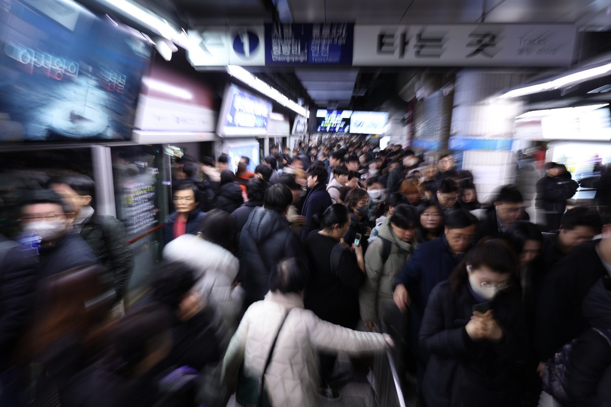 전국철도노조가 파업에 돌입한 5일 오전 지하철 1호선 서울역이 출근길 이용객들로 붐비고 있다. 철도노조는 임금인상과 인력 충원 등을 촉구하며 1년 3개월 만에 파업에 돌입했으며 코레일은 불편을 최소화하기 위해 가용 자원을 총 동원할 예정이다. 2024.12.5/뉴스1