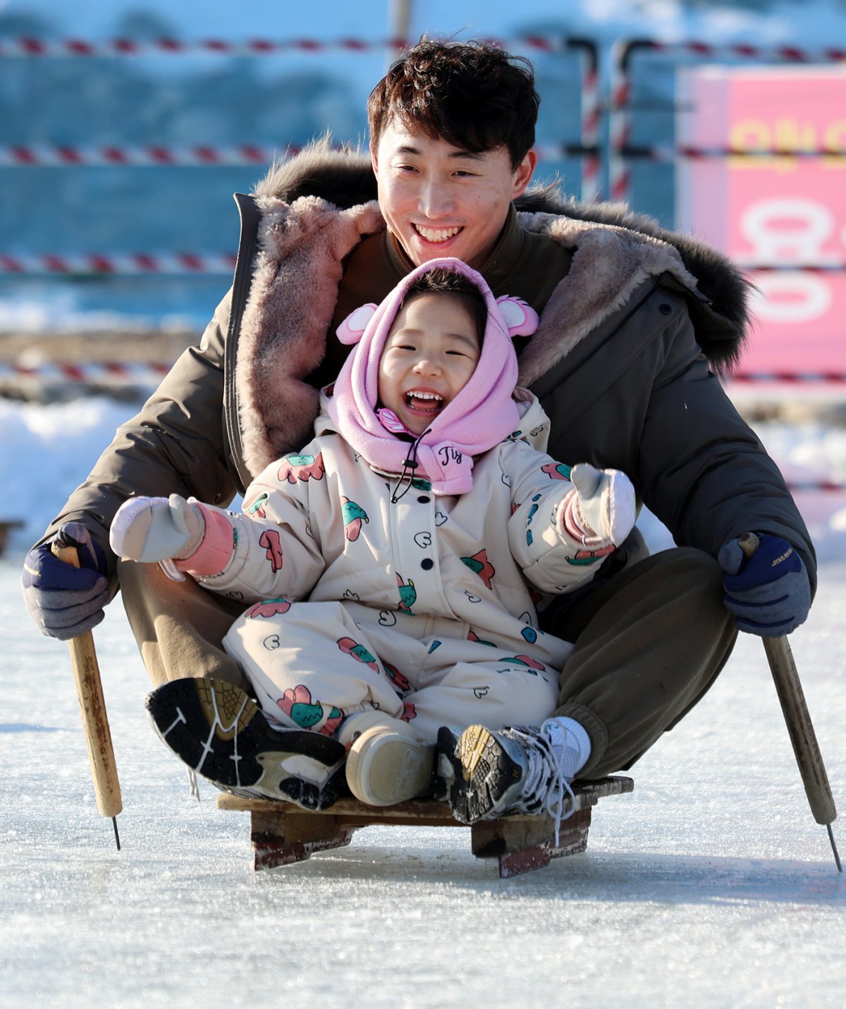 평창송어 축제장의 얼음광장에서는 썰매 타기 체험을 할 수 있다.