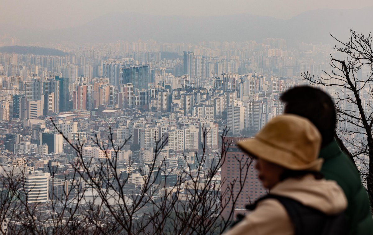 1일 서울 남산에서 아파트 밀집지역이 보이고 있다.  한국은행이 기준금리를 3%로 2회 연속 인하함에 따라 부동산 시장도 주택 구입, 프로젝트 파이낸싱(PF) 등 대출금리 인하 가능성이 커졌지만, 지난 9월 스트레스 총부채원리금상환비율(DSR) 2단계 등 가계부채 억제를 위한 대출 규제가 강화된 만큼 전문가들은 이번 기준금리 인하의 부동산 시장 진작 효과가 제한적일 것으로 예상했다. 2024.12.01 [서울=뉴시스]