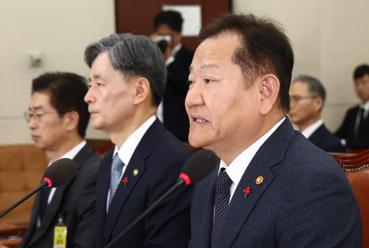 이상민 행정안전부 장관이 5일 오전 서울 여의도 국회에서 열린 비상계엄 관련 행정안전위원회 전체회의에서 계염 상황에 대한 사과를 하고 있다. 오른쪽부터 이 장관, 조지호 경찰청장, 김봉식 서울경찰청장. 2024.12.5/뉴스1