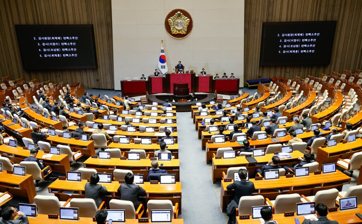 우원식 국회의장이 5일 서울 여의도 국회에서 열린 본회의에서 최재해 감사원장과 이창수 서울중앙지검장, 조상원 4차장검사, 최재훈 반부패수사2부장 탄핵 소추안 가결을 선언하고 있다. 2024.12.5 뉴스1