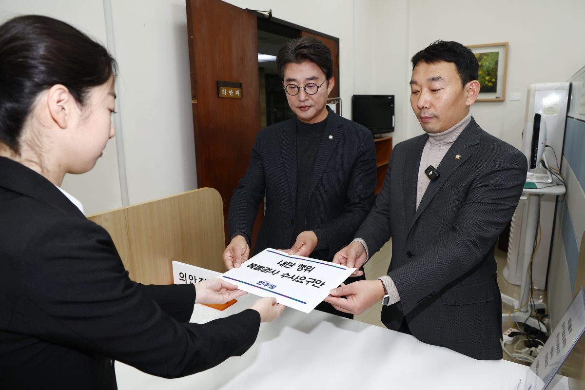 더불어민주당 김용민 의원(오른쪽), 노종면 의원이 5일 오후 서울 여의도 국회 의안과에서 ‘내란 행위 특별검사 수사요구안’을 제출하고 있다. 2024.12.5