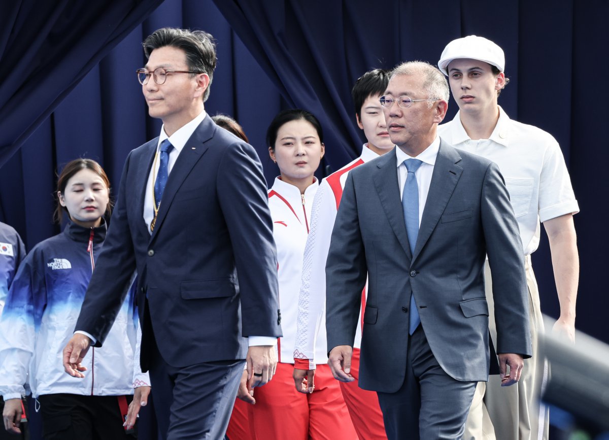 정의선 현대자동차그룹 회장(오른쪽)과 김재열 국제올림픽위원회(IOC) 위원이 29일(한국시간) 프랑스 파리 레쟁발리드 특설 사로에서 열린 2024 파리올림픽 양궁 여자 단체전 시상식에서 시상자로 참석하고 있다. 2024.7.29/뉴스1 ⓒ News1