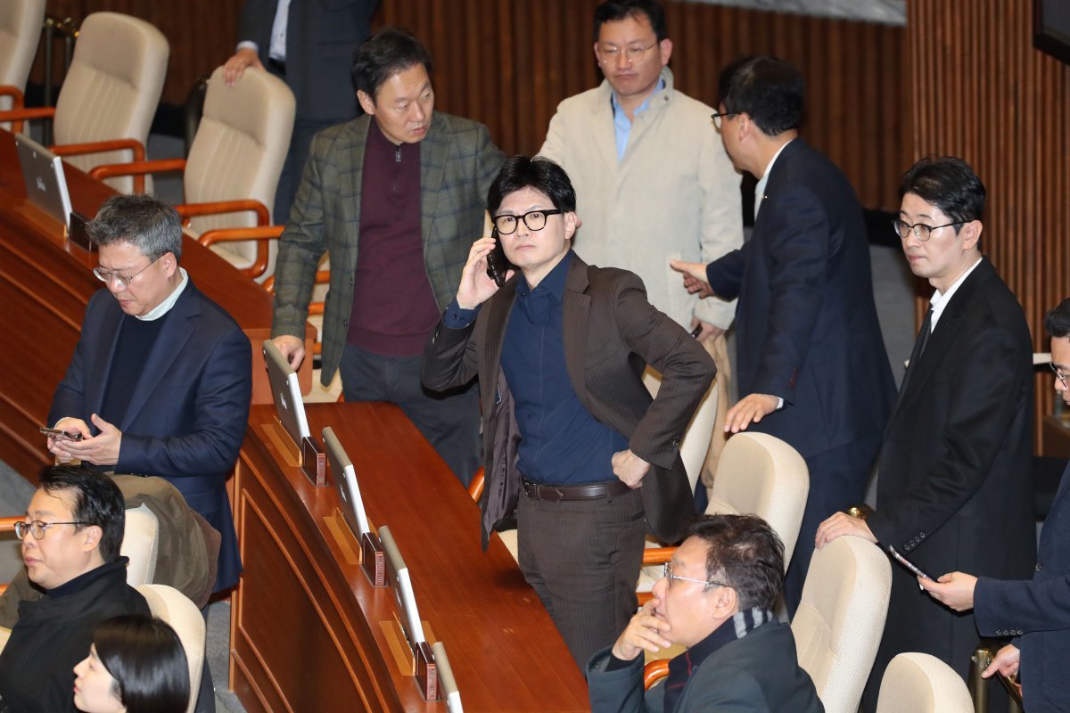 윤석열 대통령이 비상계엄령을 선포한 가운데 4일 새벽 서울 여의도 국회 본회의장에서 한동훈 국민의힘 대표가 심각하게 전화통화를 하고 있다. .2024.12.4/뉴스1