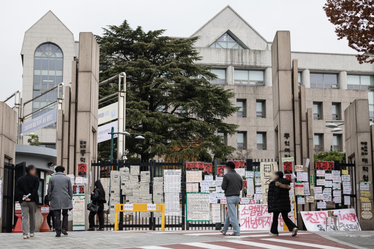 20일 오후 서울 성북구 동덕여자대학교 교내에 학교 측의 남녀공학 전환 논의를 규탄하는 문구들이 적혀 있다. 2024.11.20/뉴스1