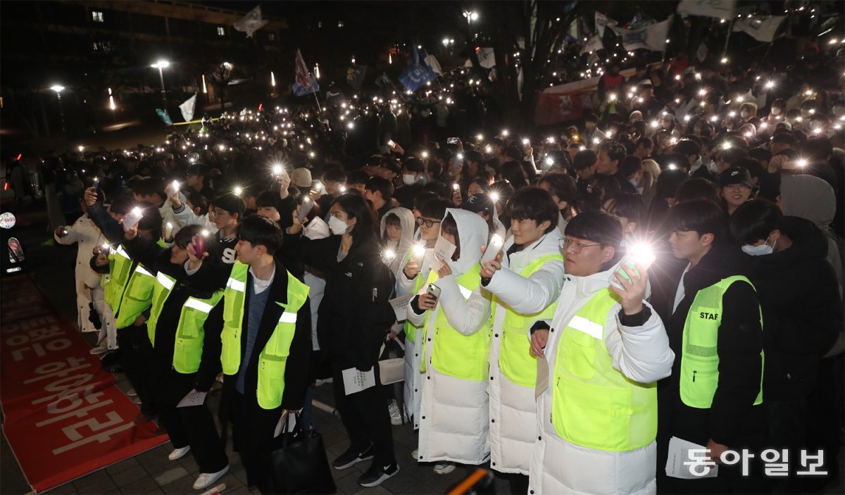 서울대생 ‘尹 퇴진’ 요구 5일 오후 서울 관악구 서울대 아크로폴리스광장에서 학생들이 전체학생총회를 열고 윤석열 대통령의 퇴진을 요구하며 휴대전화의 플래시를 터뜨리고 있다. 변영욱 기자 cut@donga.com