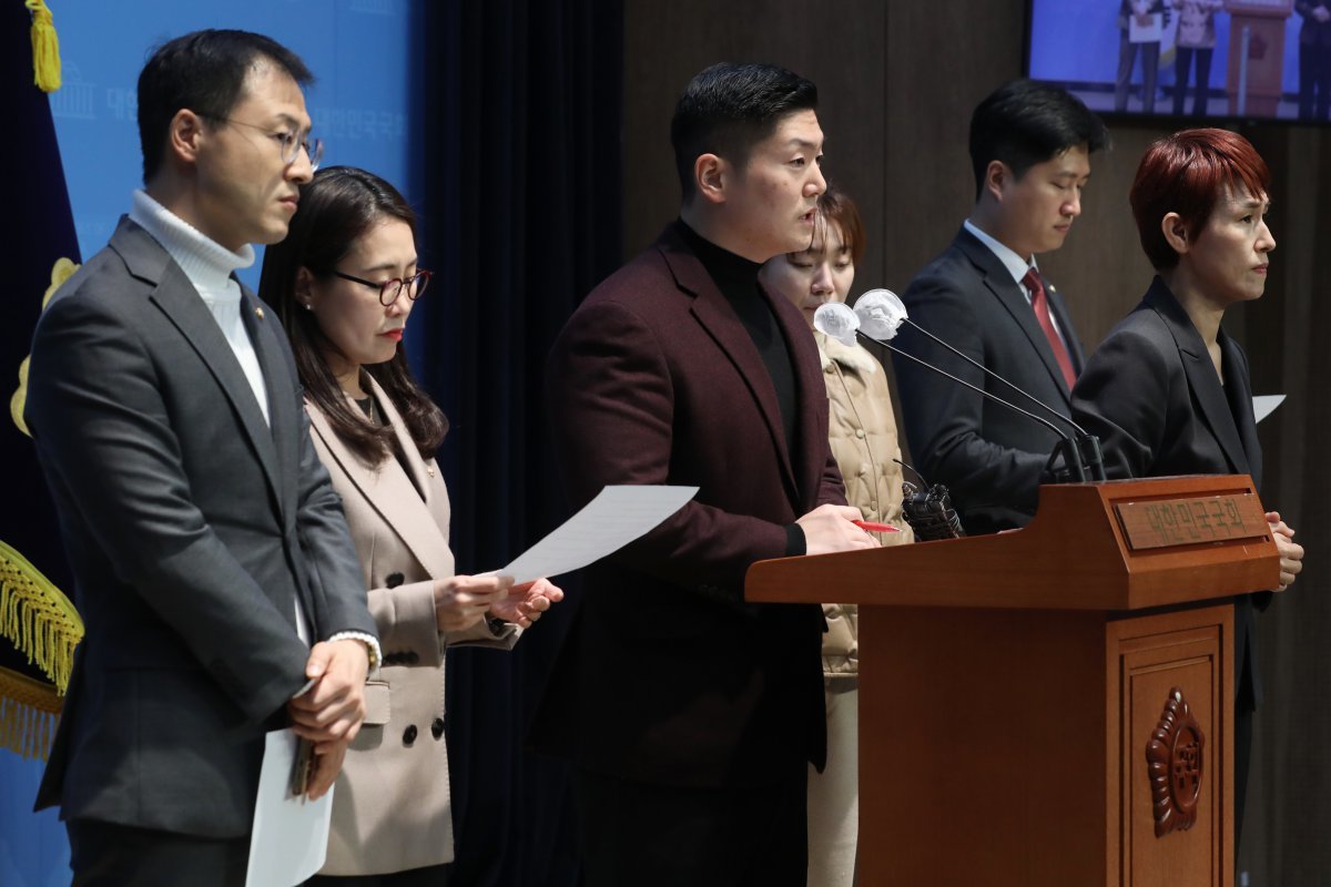 국민의힘 소장파 의원들이 5일 오후 서울 여의도 국회 소통관에서 현안 관련 긴급기자회견을 하고 있다. 왼쪽부터 김상욱, 김소희, 김재섭, 김예지, 우재준 의원. 2024.12.5/뉴스1